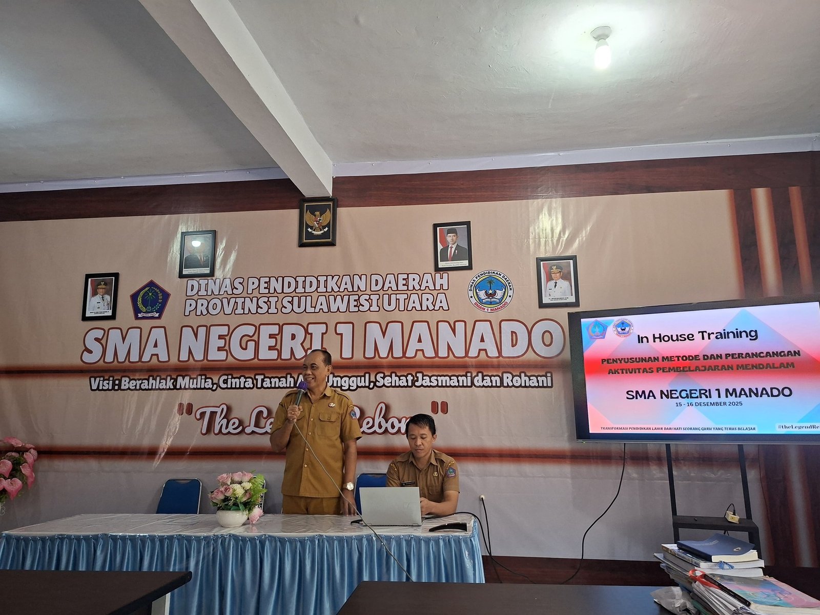 Peningkatan Kompetensi Guru melalui Kegiatan Pengembangan Profesional di SMA Negeri 1 Manado